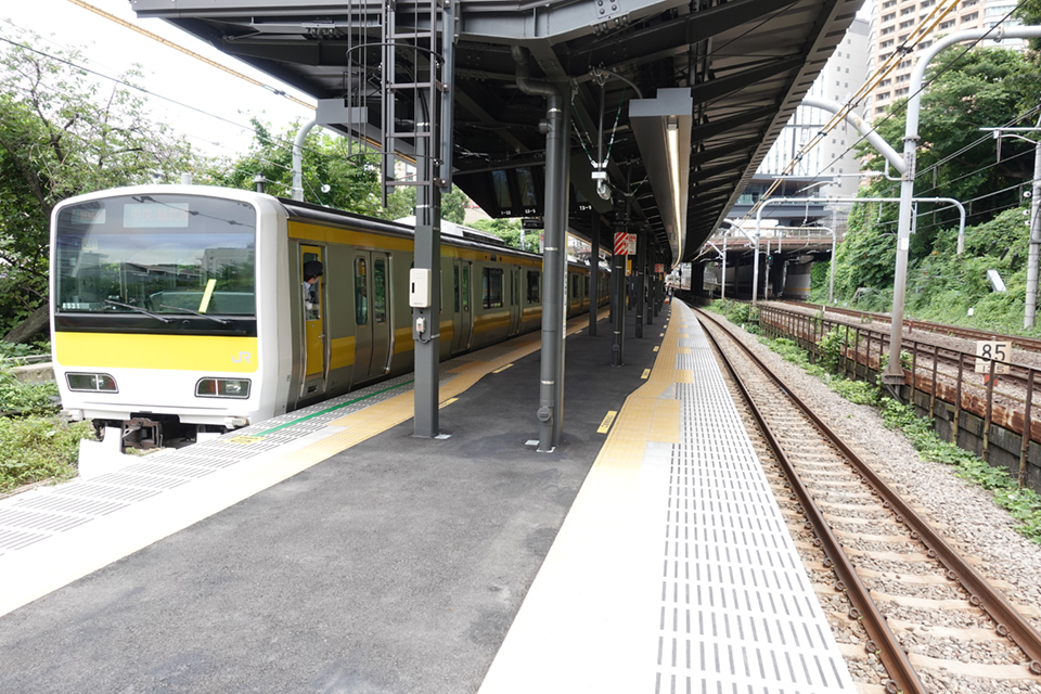 移設後の新ホームと勾配を緩やかにした軌道