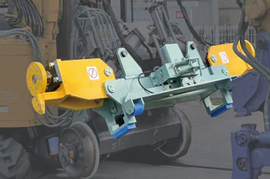 小型つき固め機械 軌陸4頭一体型線路こう上装置（T-S2）