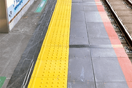 ホームドア工事シリーズ 【警告ブロック付きホーム工事用仮設覆工板】