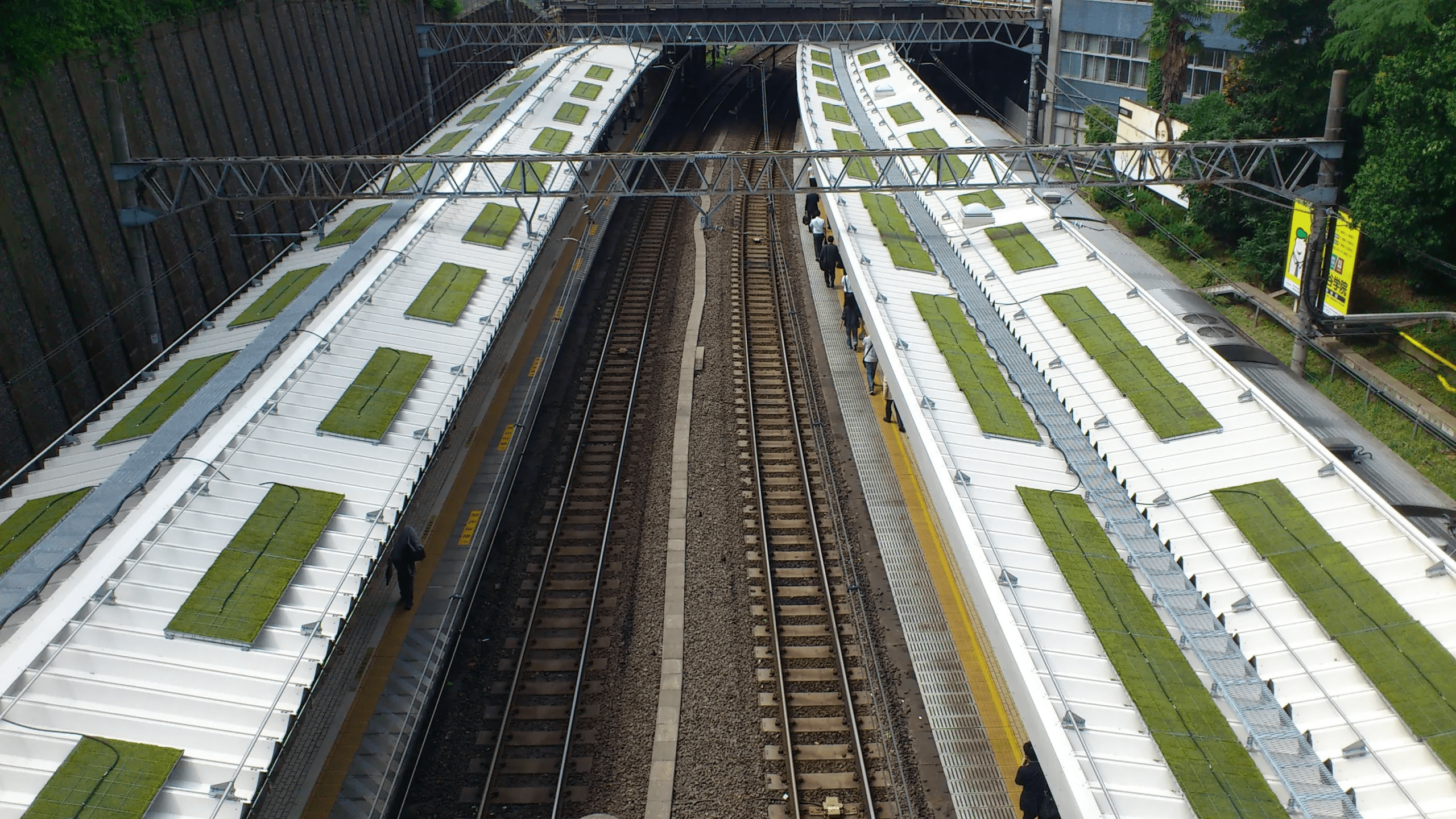 JR中央・総武線 四ツ谷駅ホーム屋根緑化工事のサムネイル画像です