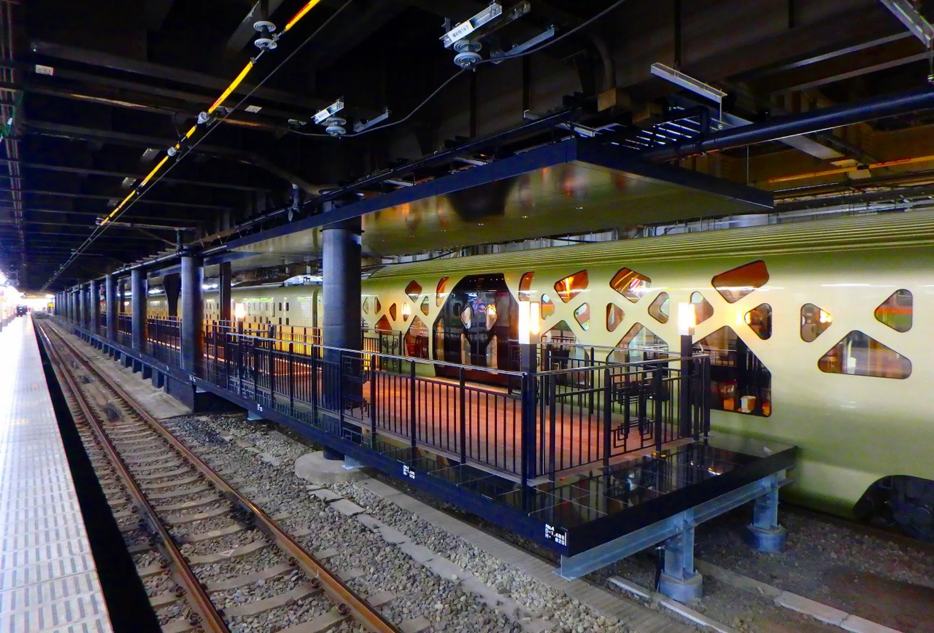 JR東北本線 上野駅構内クルーズトレイン(豪華列車)導入に伴うホーム改良工事のサムネイル画像です