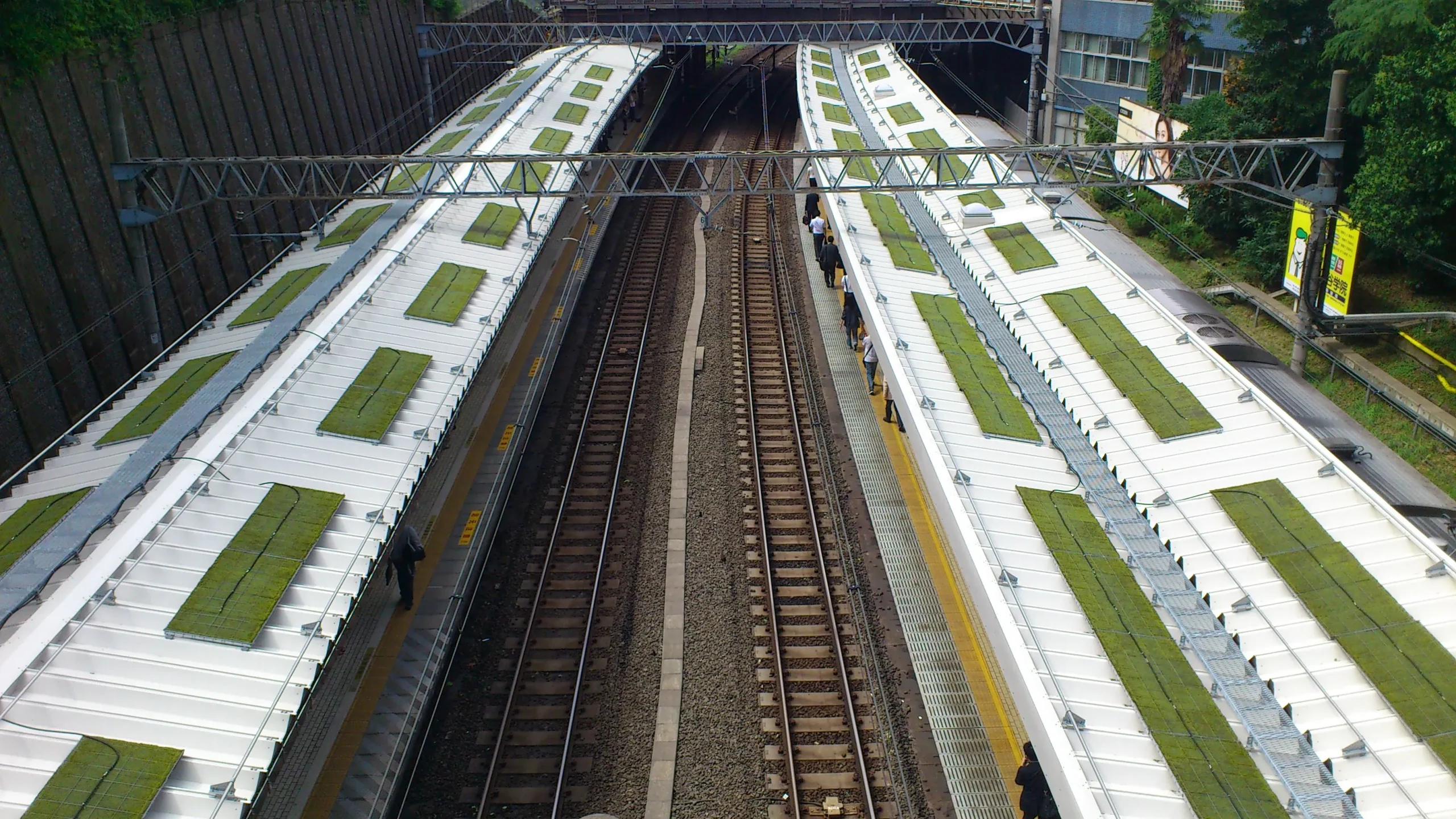 JR中央・総武線 四ツ谷駅ホーム屋根緑化工事のサムネイル画像です