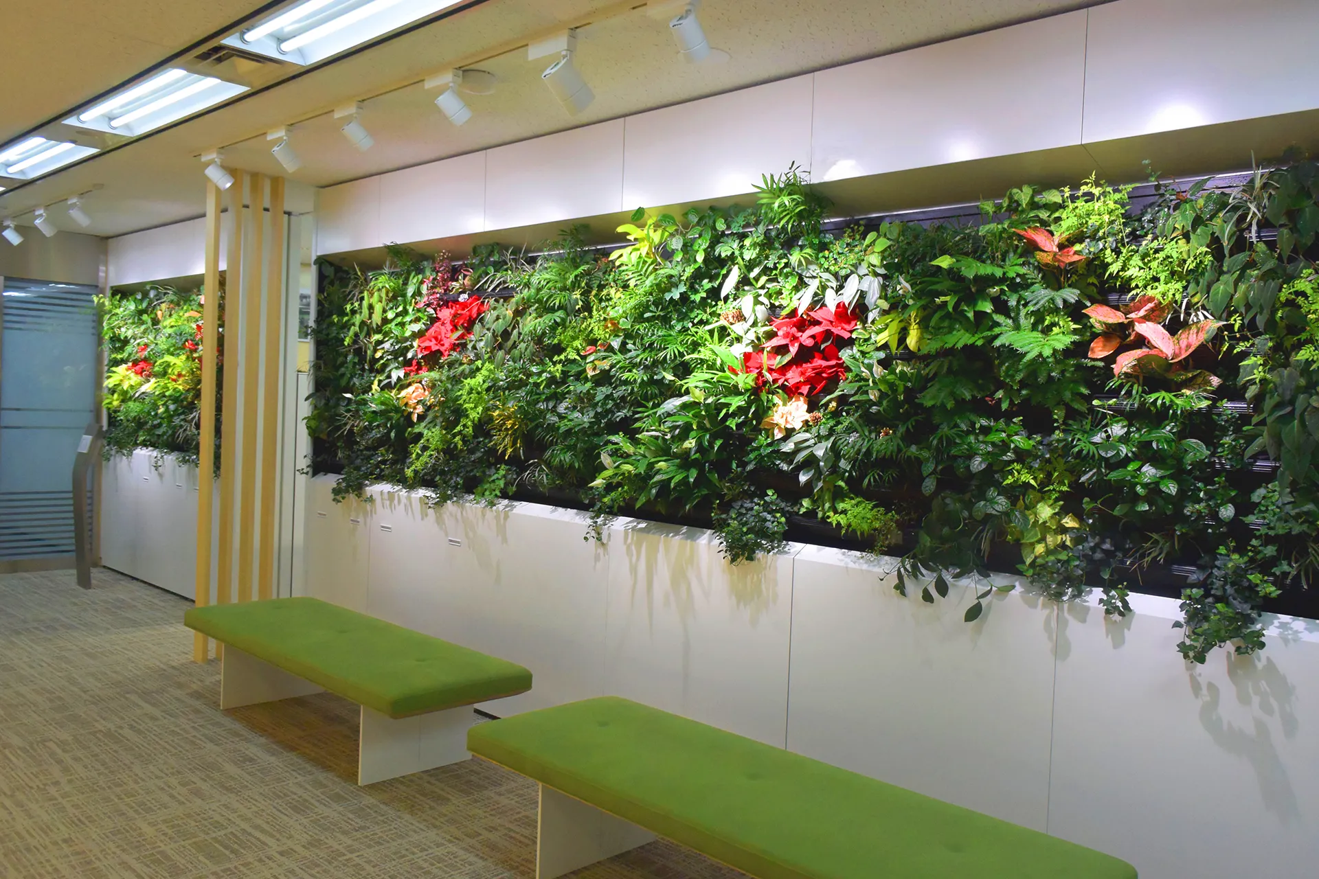 東鉄工業本社エントランス室内壁面緑化のサムネイル画像です