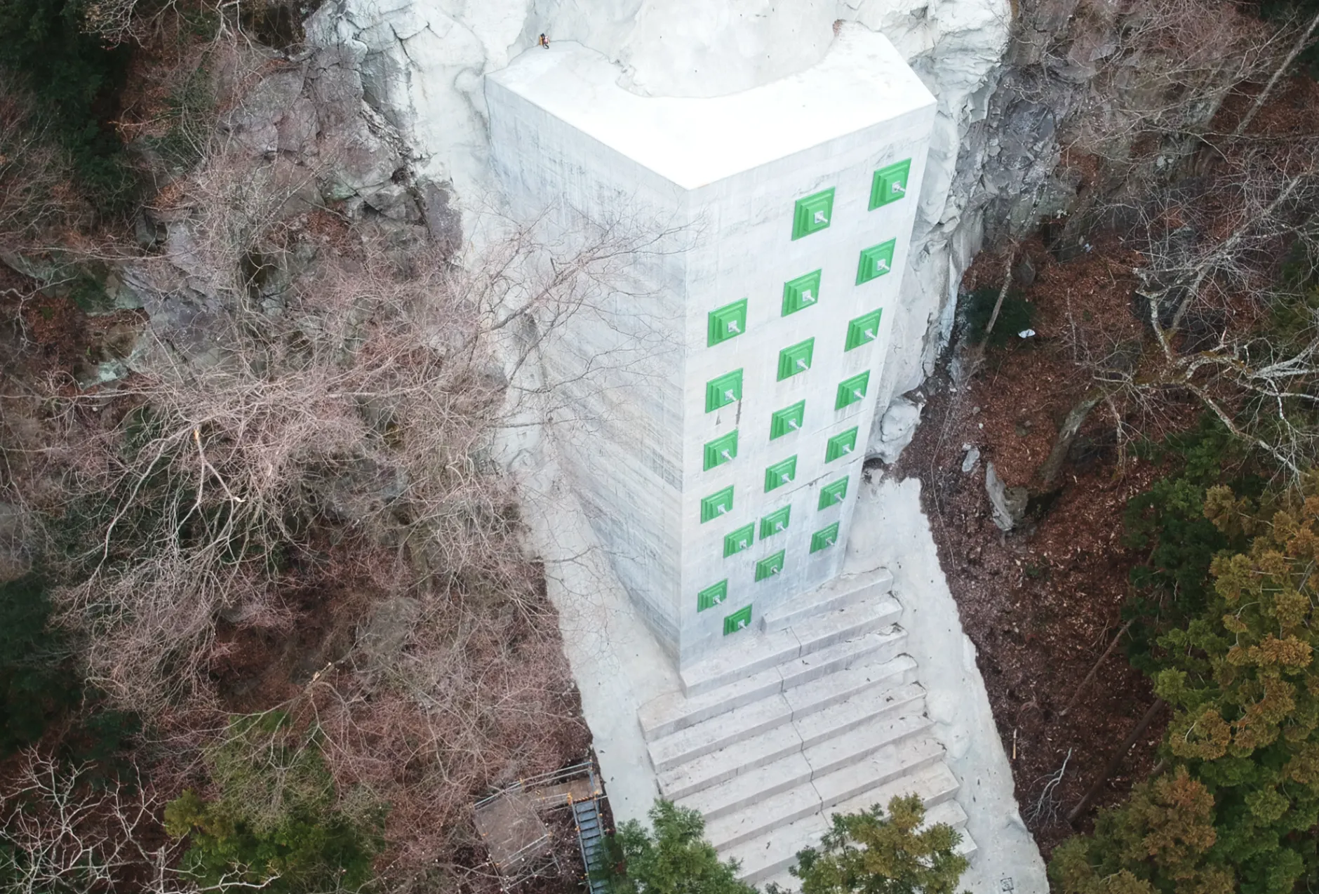 JR上越線 津久田・岩本間落石対策工事（13号タワー）のサムネイル画像です