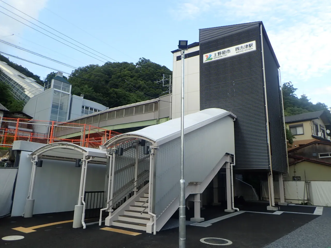 四方津駅周辺昇降施設棟建設工事のサムネイル画像です