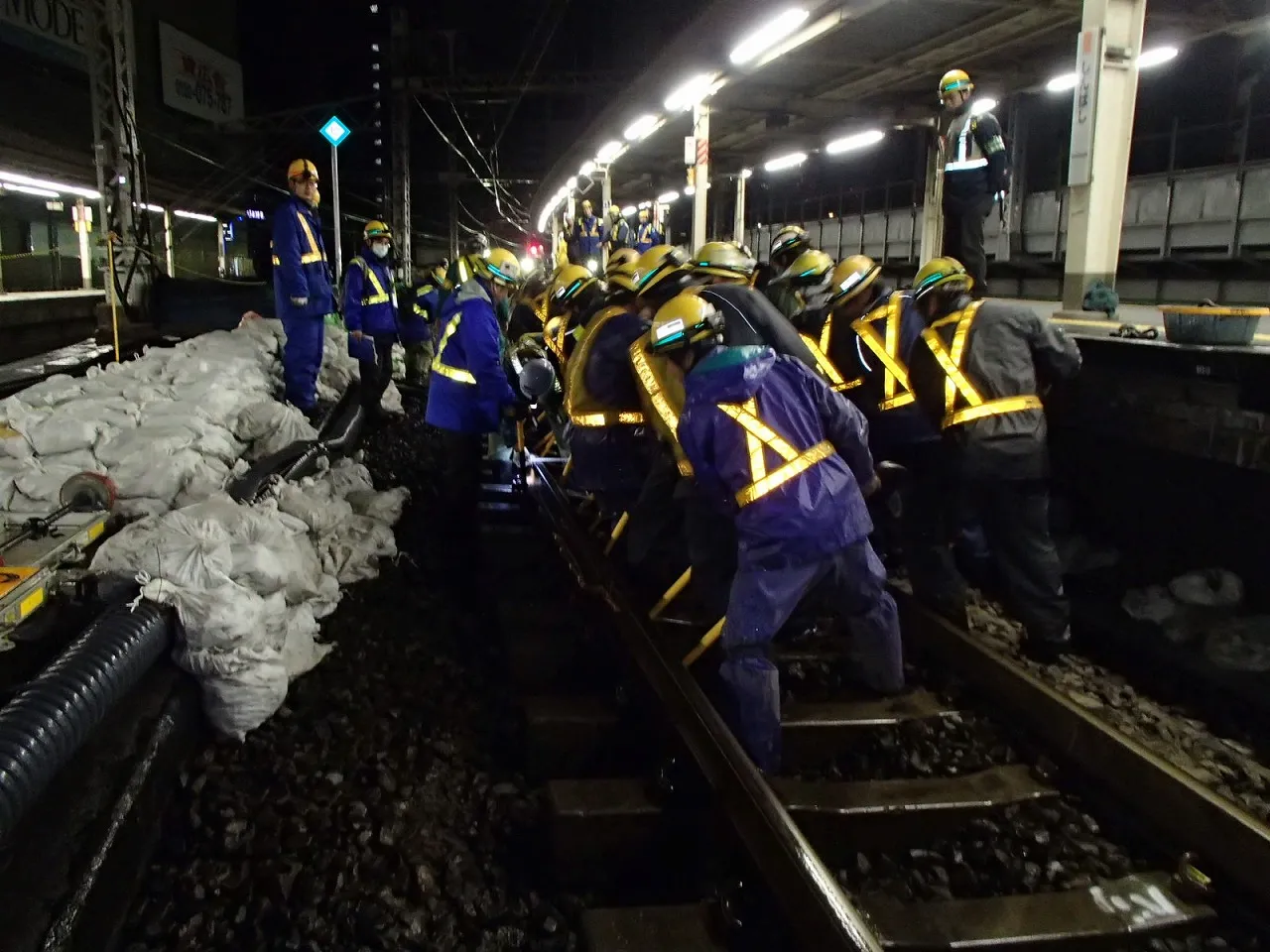 新橋駅改良工事線路切換のサムネイル画像です