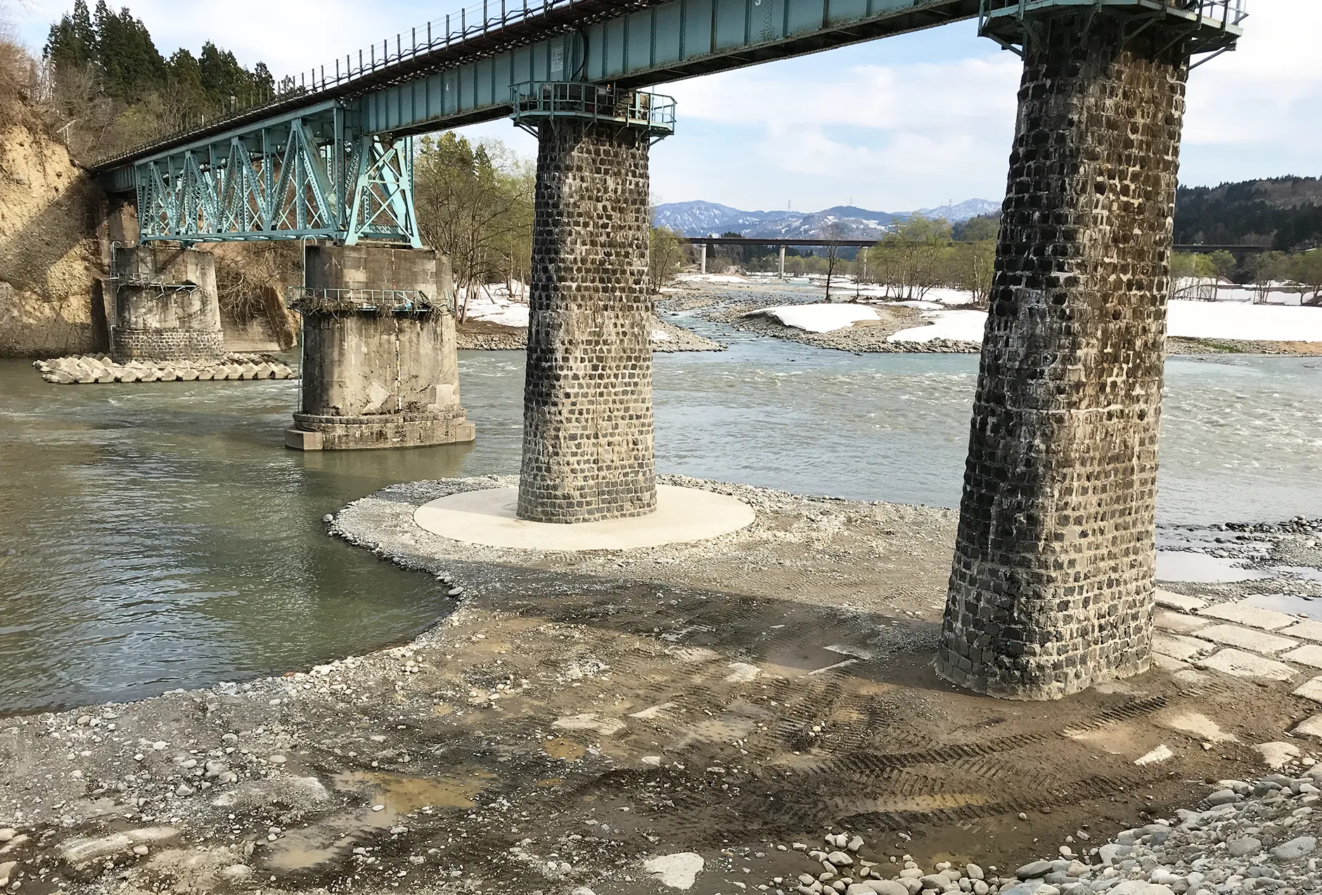 JR飯山線 越後鹿渡・越後田沢間信濃川橋りょう洗堀災害復旧工事のサムネイル画像です