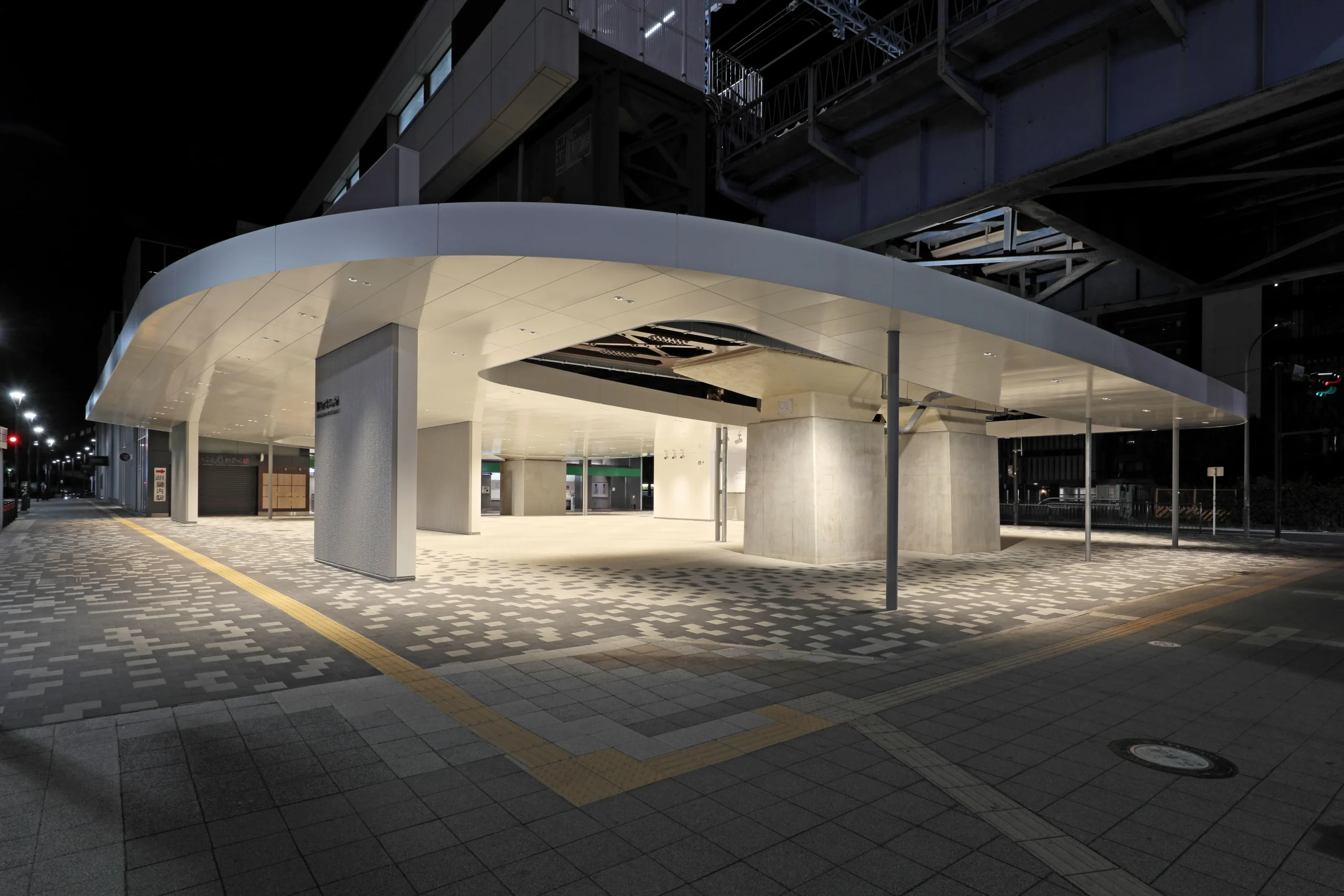 JR根岸線 関内駅歩行者広場屋根新設工事のサムネイル画像です