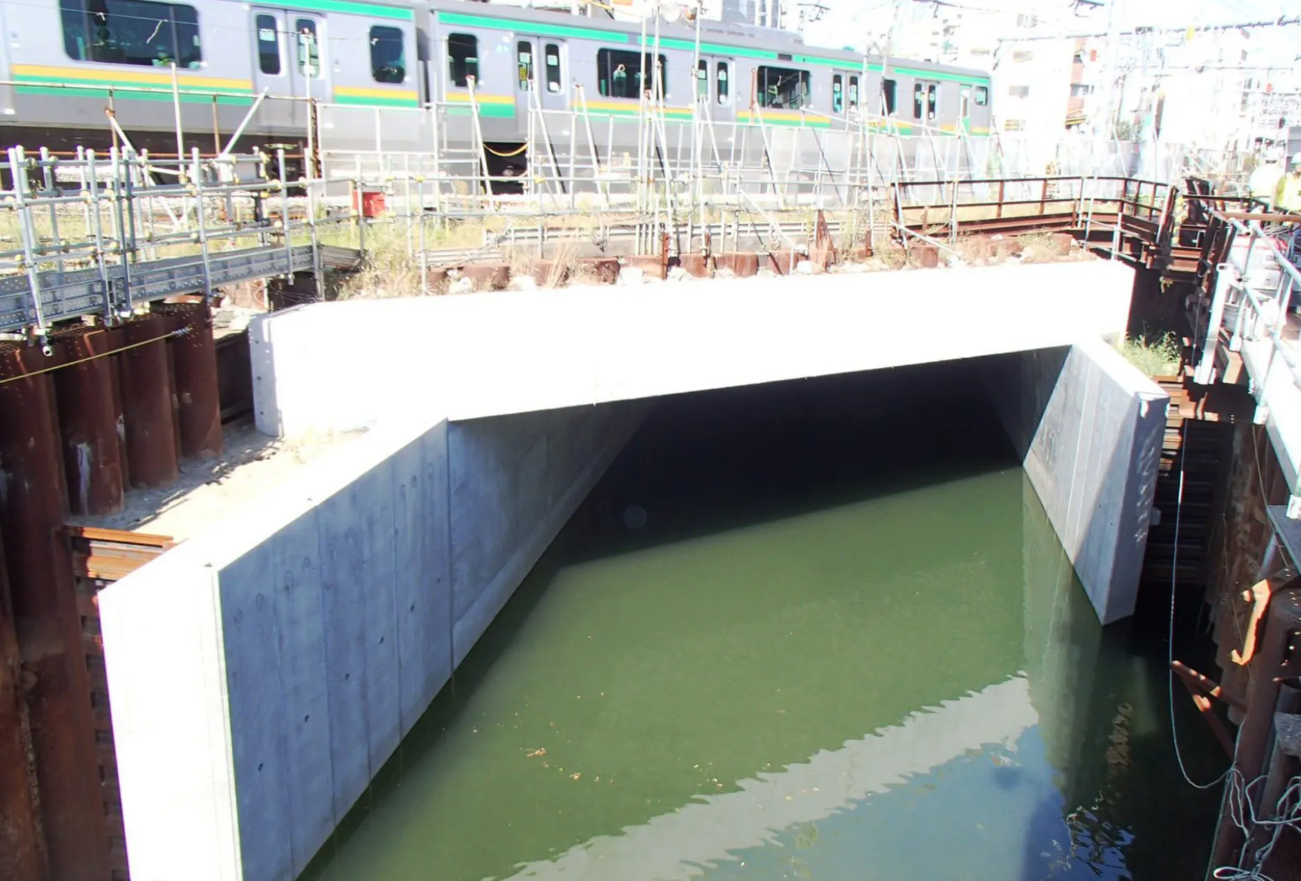 JR横須賀線 横浜・戸塚間岩間川本水路新設工事のサムネイル画像です