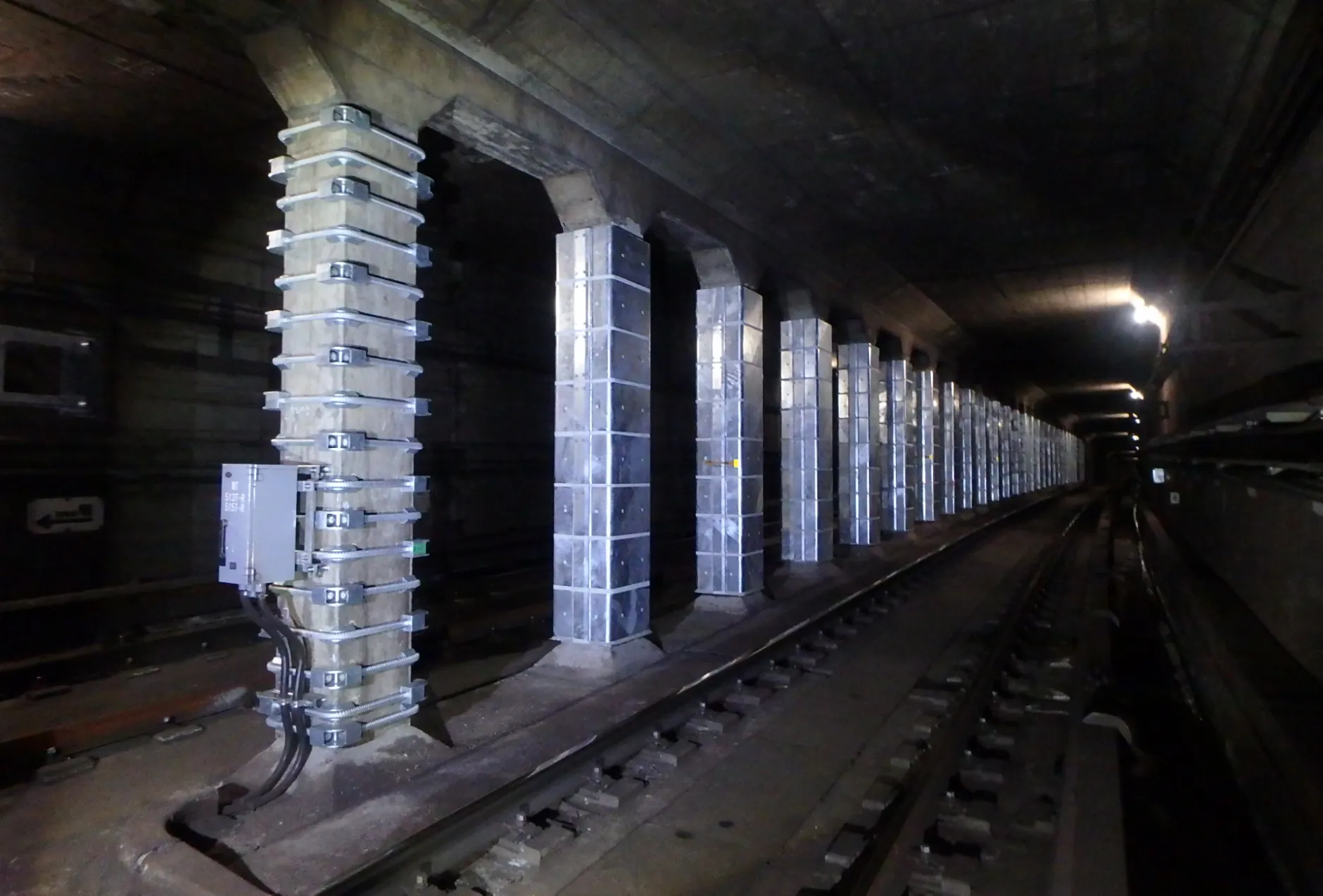 横浜市営地下鉄ブルーライン開削トンネル中柱補強工事のサムネイル画像です